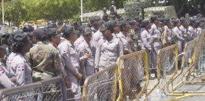 En horas de la tarde llegaron más militares al Congreso.