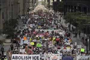 Miles protestan en Chicago por medidas migratorias de Trump