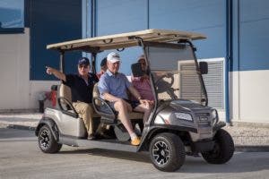 Bill Clinton durante un recorrido por las instalaciones de CEPM junto a sus anfitriones.