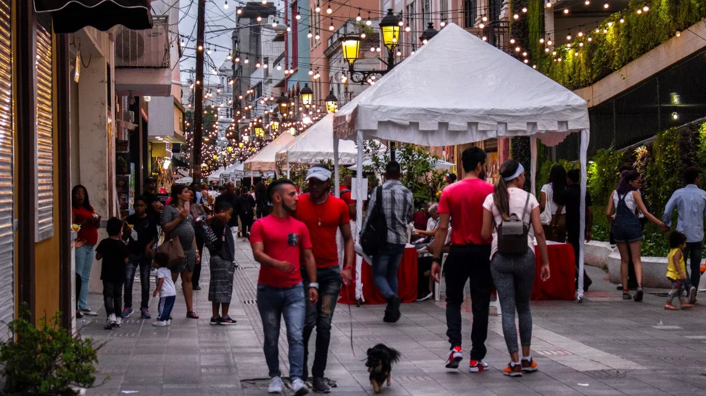 Calle El Conde, con  actividades  y ofertas por el Día de los Padres