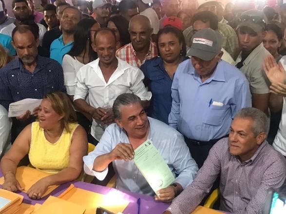 Cónsul Carlos Castillo viaja a RD a inscribir candidatura a senador por Ocoa