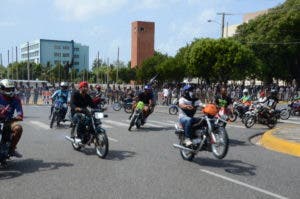 Los motoconchistas aprovechan la ocasión para "calibrar" sus motores (hacer piruetas).