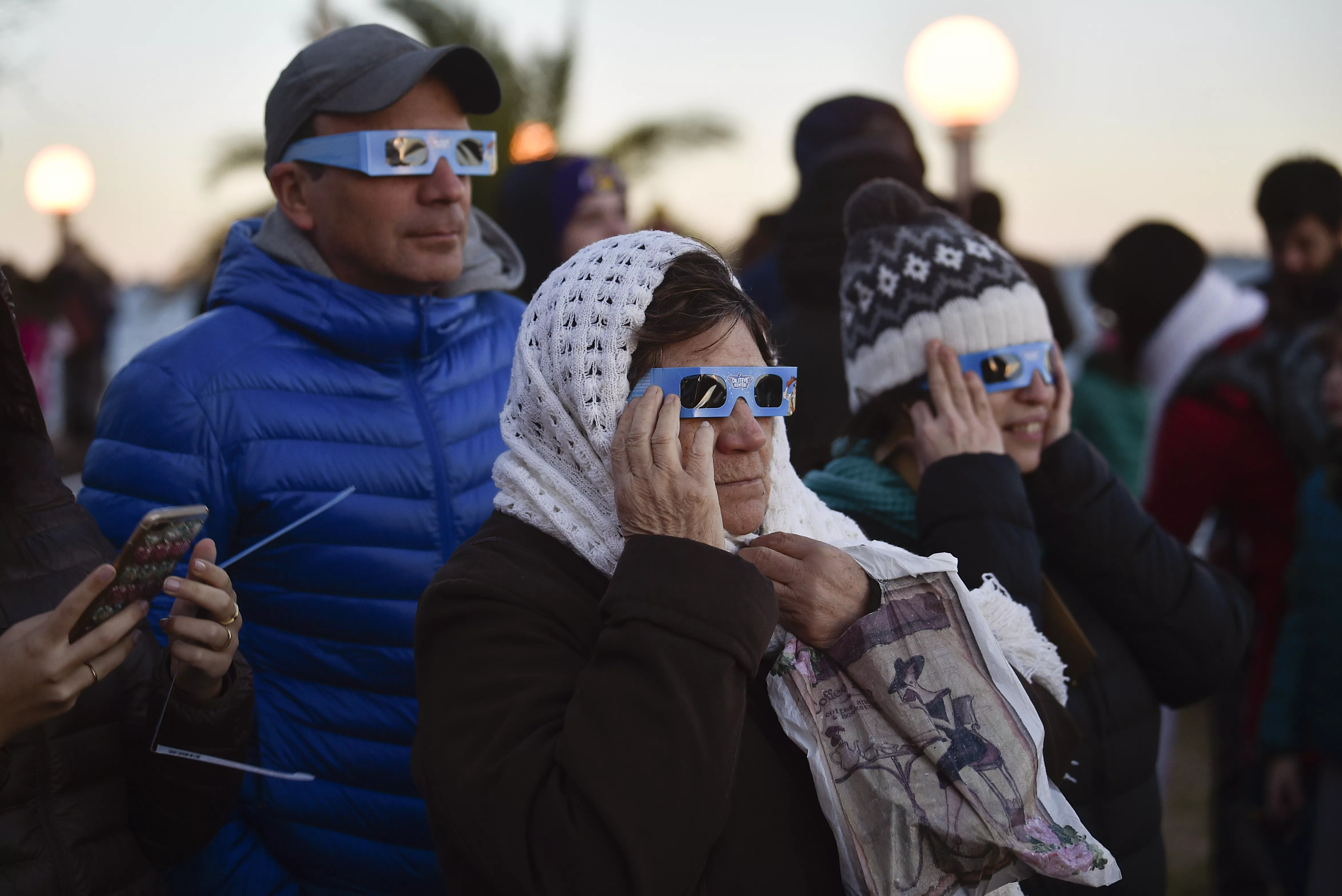5. Personas observan el eclipse solar en Chascomus, Argentina.AP