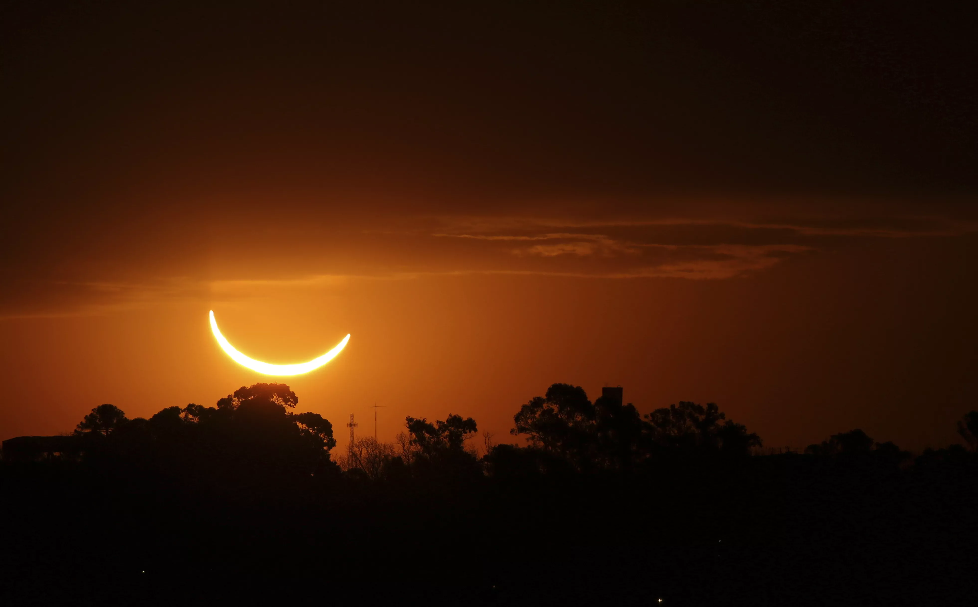 4. La luna pasa frente al sol durante un eclipse solar total en Buenos Aires, Argentina, este martes. AP