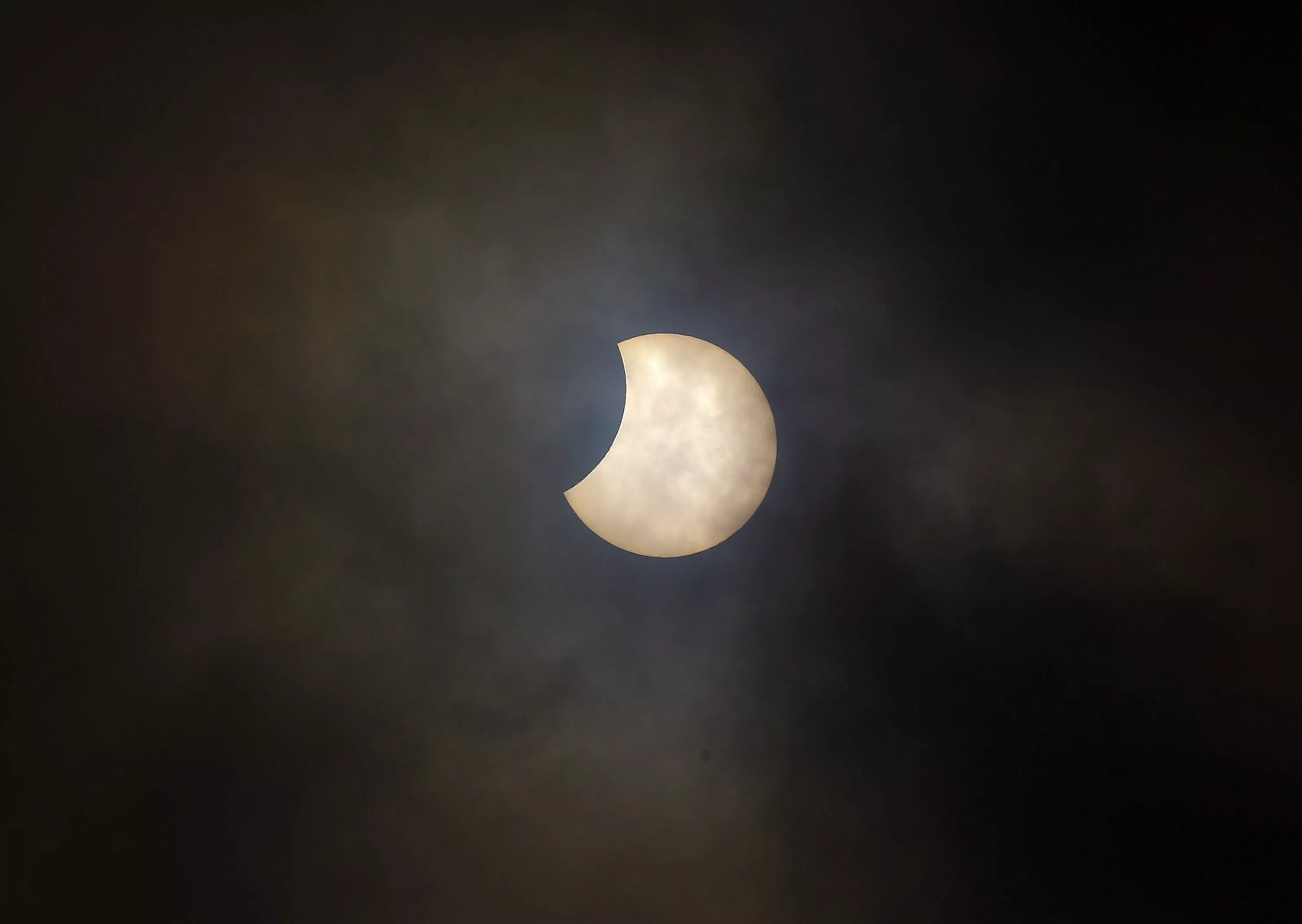 3. Vista del eclipse parcial de sol este martes en Quito (Ecuador), donde hubo una alta nubosidad. EFE/José Jácome