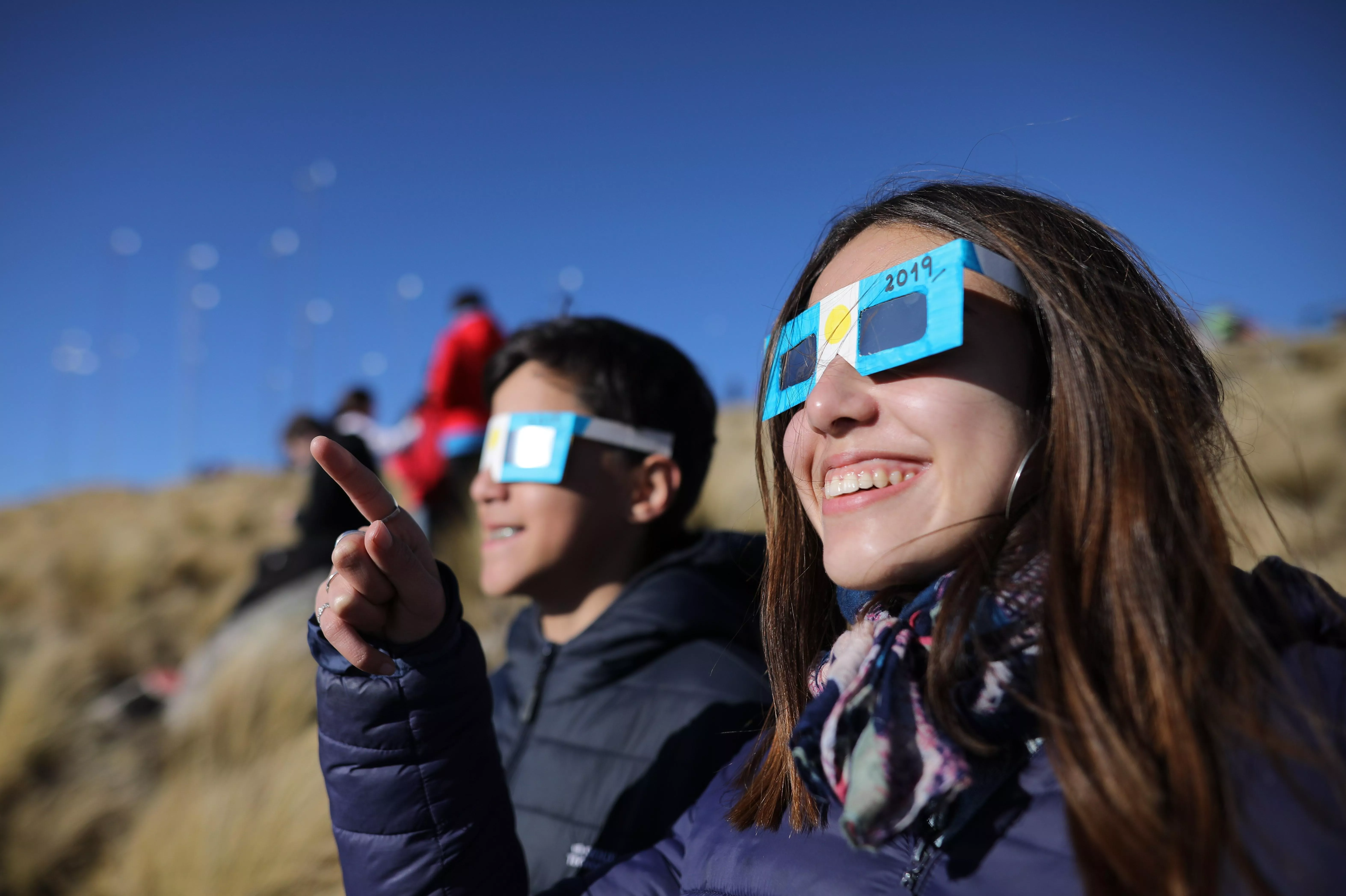 10. Dos niños con anteojos miran el sol antes del Eclipse solar total, este martes en la ciudad de Merlo, San Luis (Argentina). EFE/Nicolas Aguilera