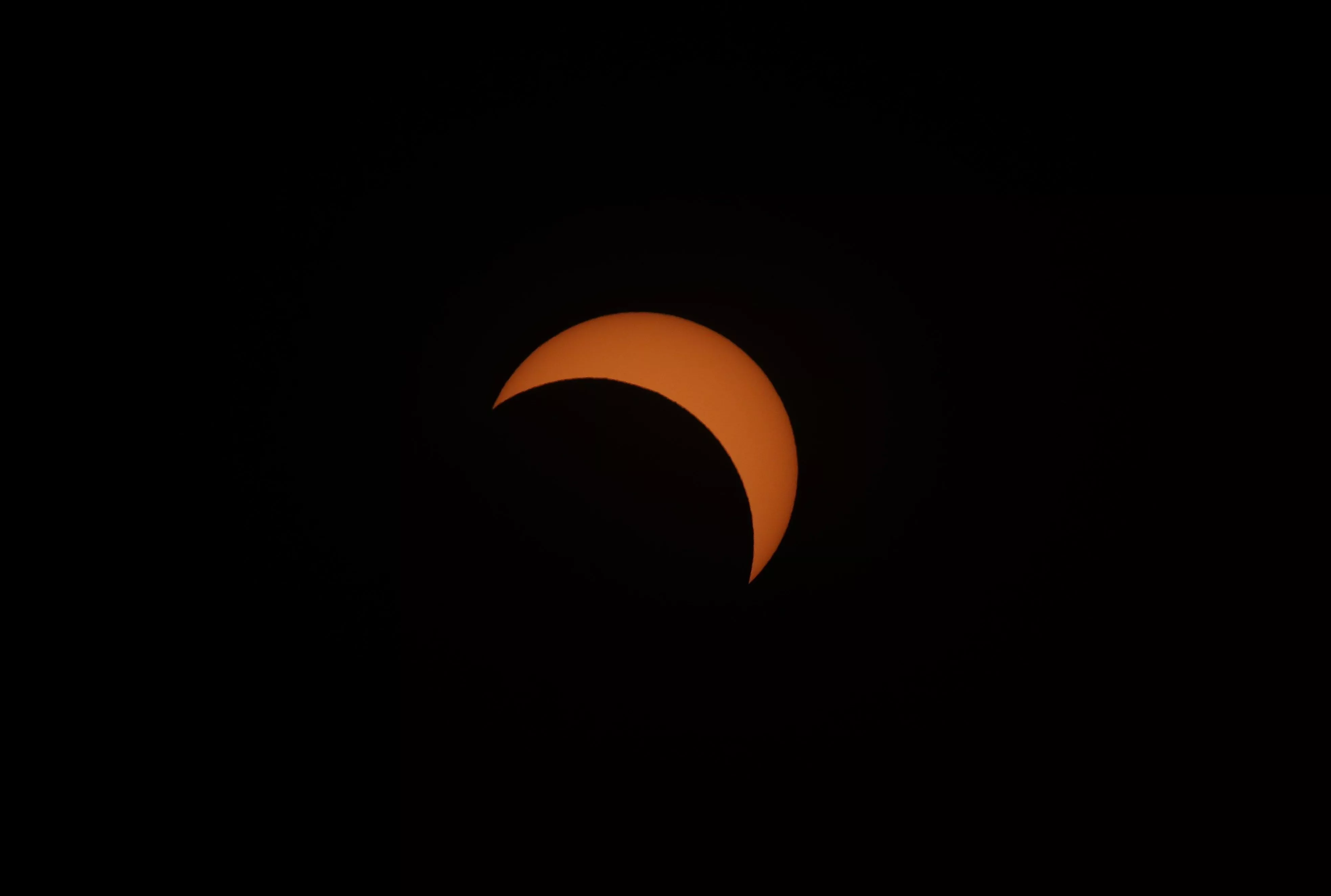 9. -La luna tapa gran parte del sol durante el eclipse solar total, este martes en la ciudad de Merlo, San Luis (Argentina). EFE/Nicolas Aguilera