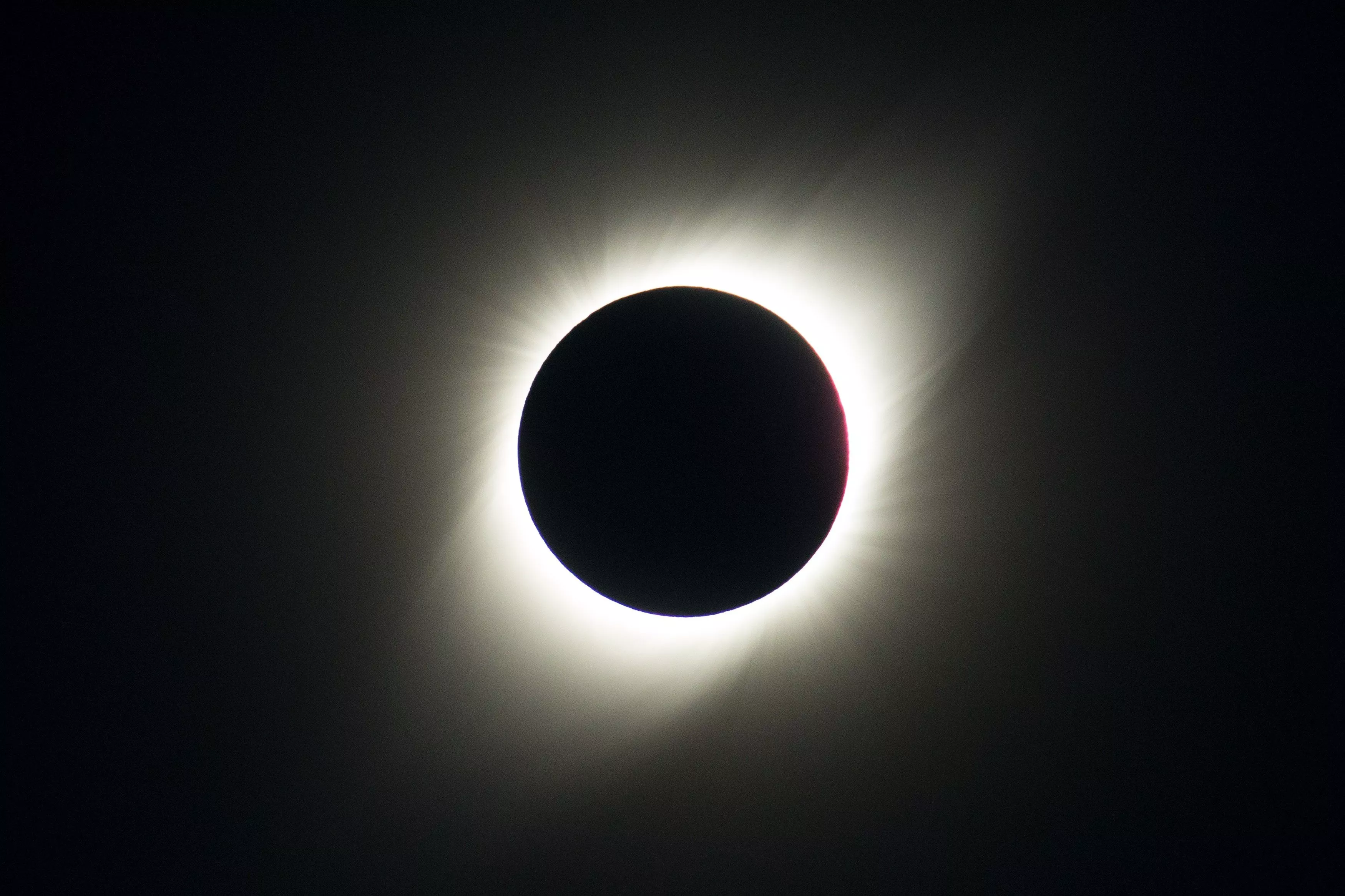 8. El sol queda cubierto por la luna durante el eclipse solar total, este martes visto desde el Observatorio de La Silla, situado en la región de Coquimbo (Chile). EFE/Alberto Valdés