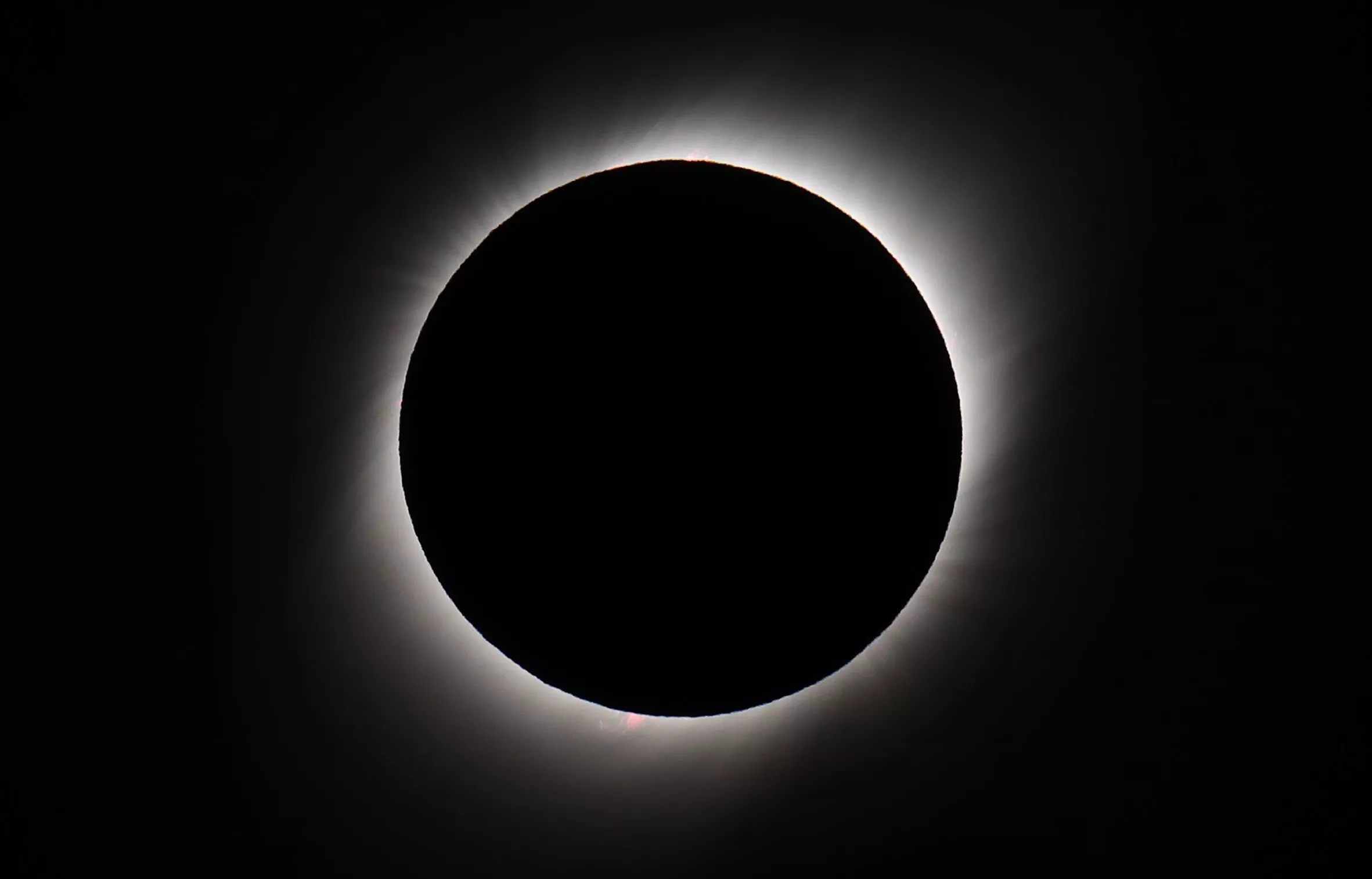 7. El sol cubierto por la luna durante el eclipse solar total, este martes en la ciudad de Merlo, San Luis (Argentina). EFE/Nicolas Aguilera