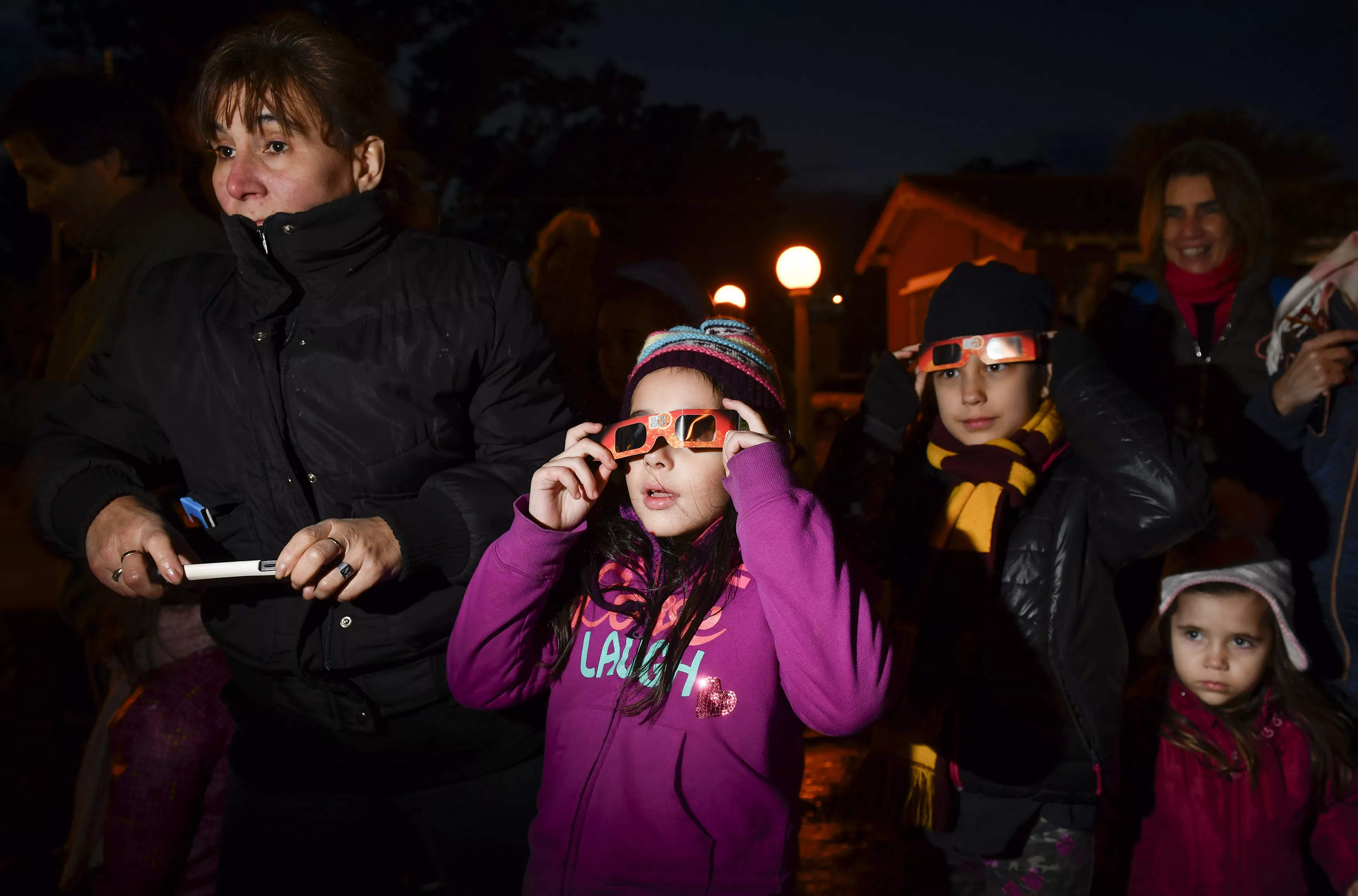 6. Personas de todoas las edades observaron el eclipse solar. AP