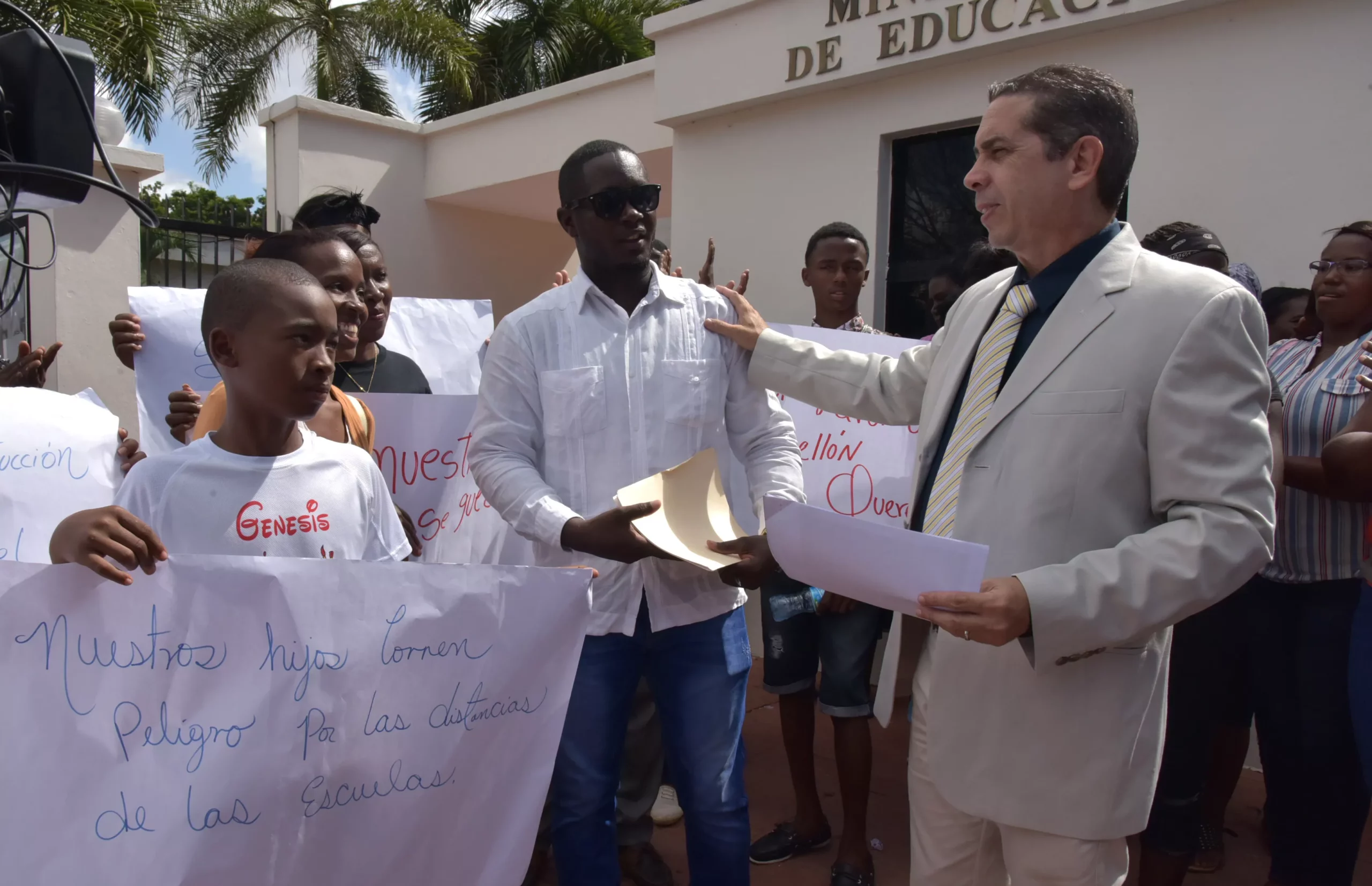 Educación instruye dar seguimiento a construcción de aulas en centro educativo de SDN