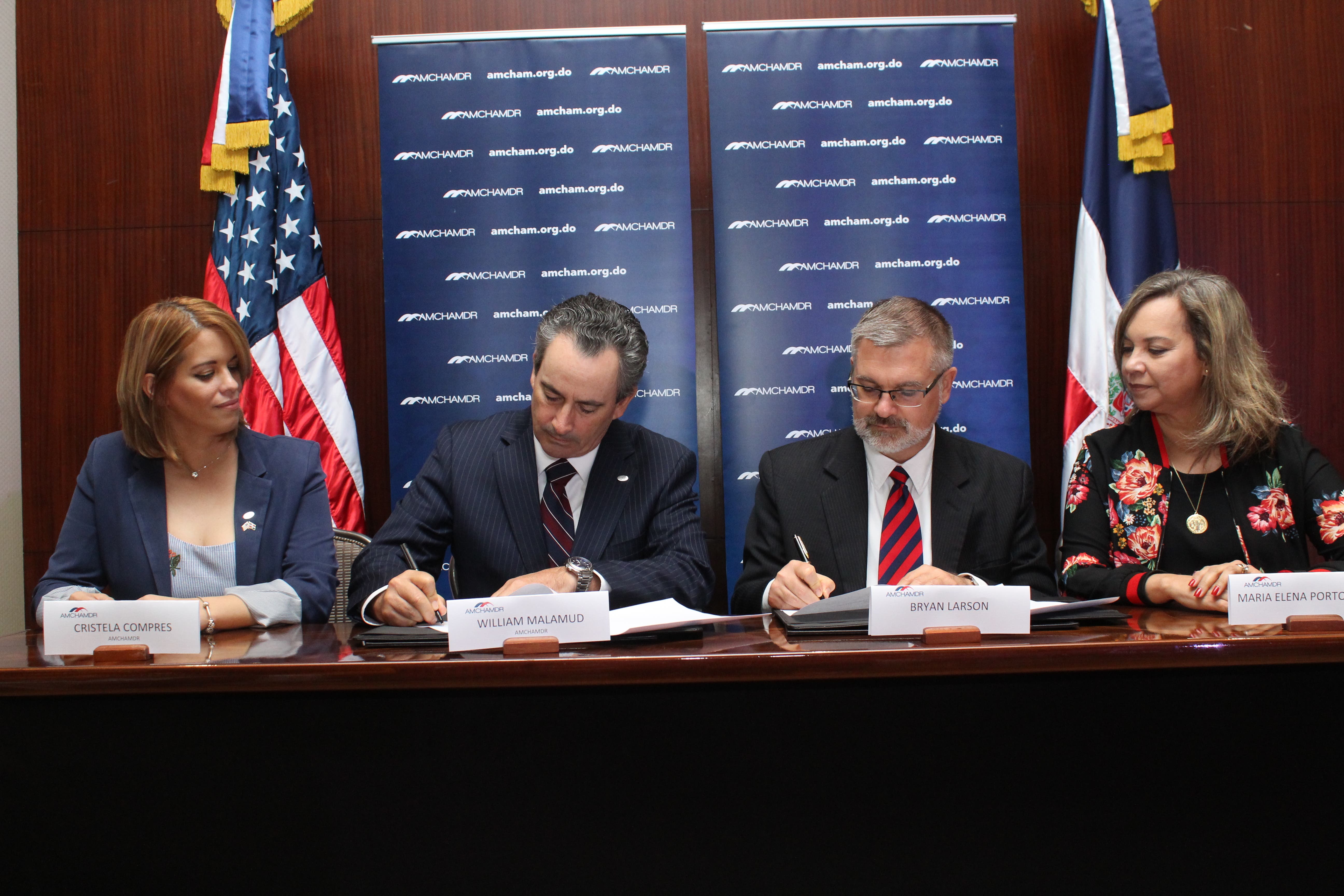 AMCHAMDR y Embajada de EEUU firman acuerdo para brindar servicios comerciales a inversionistas