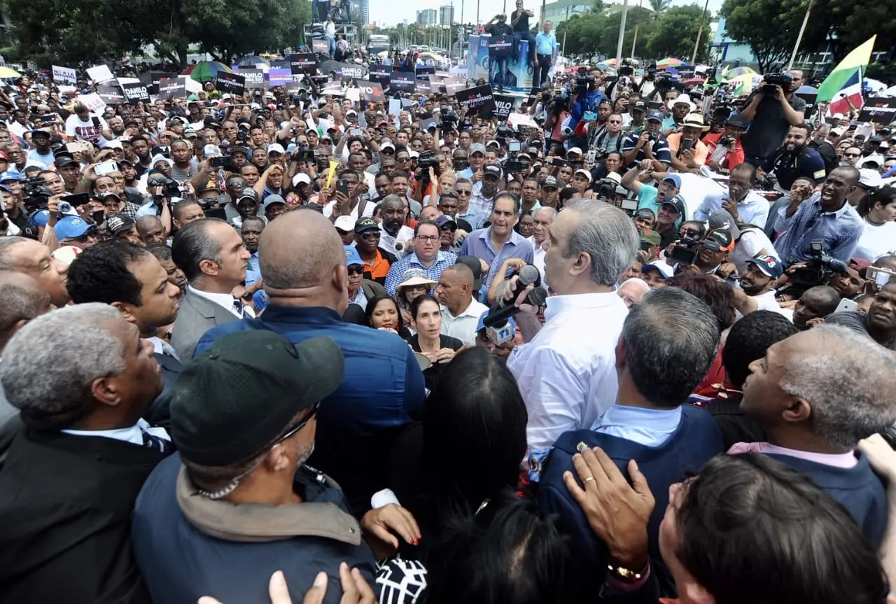 Luis Abinader habla a la multitud en la manifestaciÃ³n contra la reforma constitucional frente al Congreso. Foto: Anyelo Mercedes.