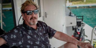 John McAfee fue dejado en libertad y partió hacia Londres anoche, según sus abogados