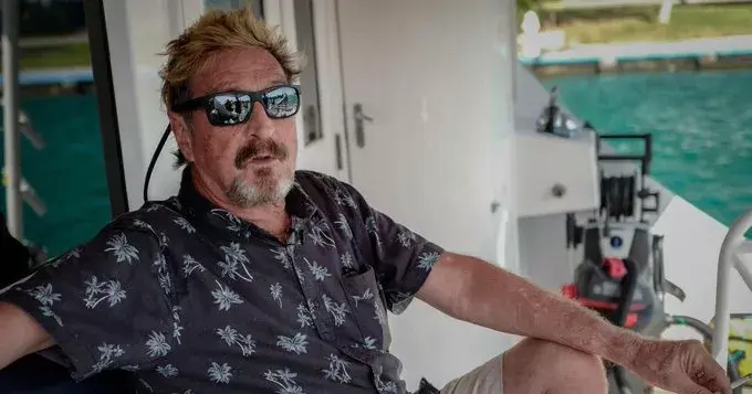 John McAfee fue dejado en libertad y partió hacia Londres anoche, según sus abogados