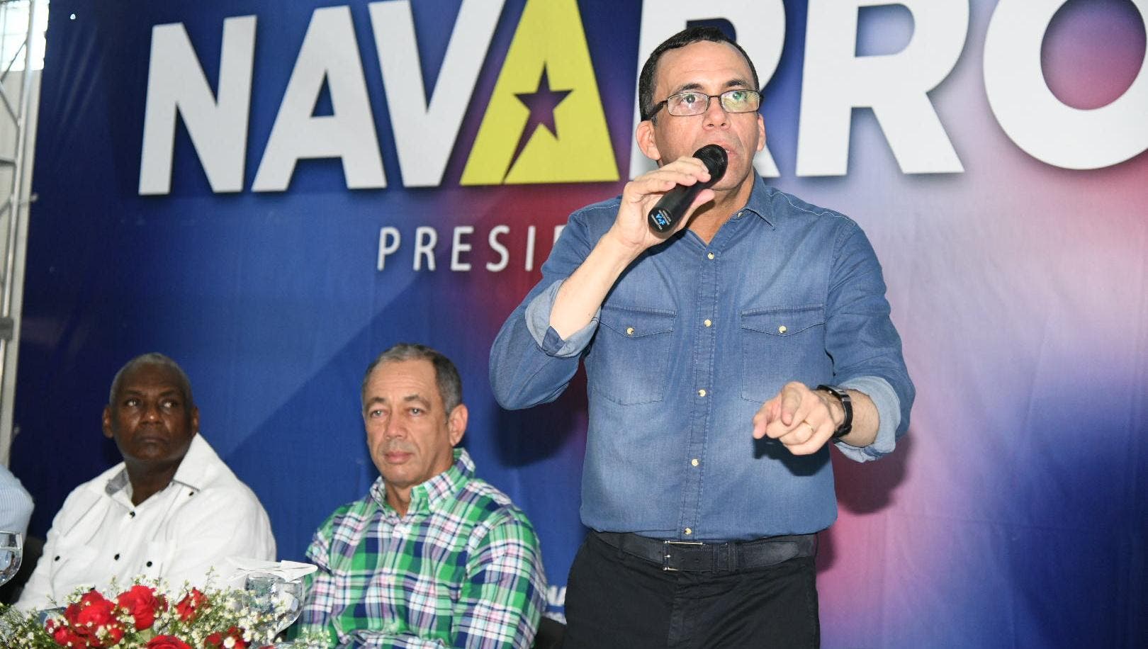 Andrés Navarro exhorta precampaña sea un ejemplo de democracia