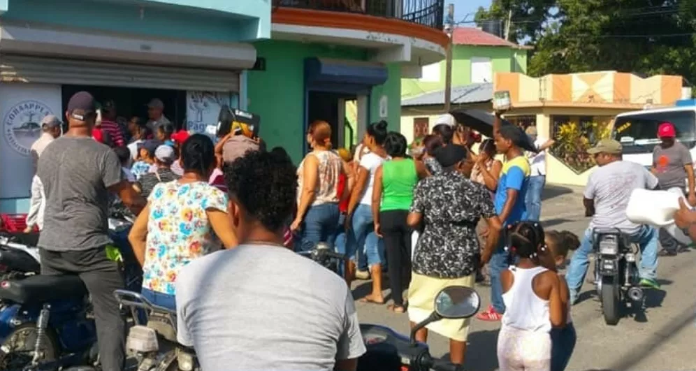 Piquetean oficina de CORAAPPLATA en Villa Isabela exigiendo agua potable