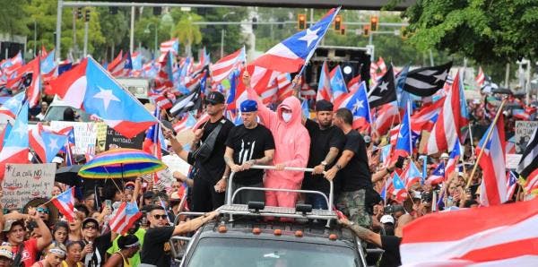 Cientos de puertorriqueños marchan para celebrar la renuncia del gobernador Ricardo Rosselló