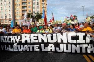 Manifestantes protestan pidiendo la renuncia del gobernador de Puerto Rico Ricardo Rosselló este viernes en San Juan (Puerto Rico). L 