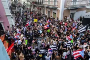 Puertorriqueños comienzan a reunirse para manifestación contra su gobernador