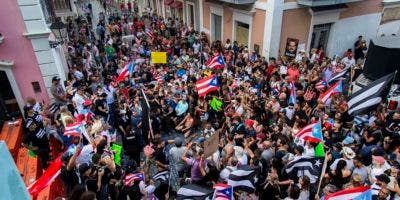 Juez de Puerto Rico ordena registrar teléfonos relacionados con chat desató crisis política