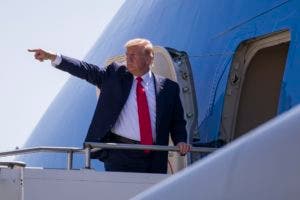 Trump confirma que las redadas empezarán el domingo y deportarán a “miles»