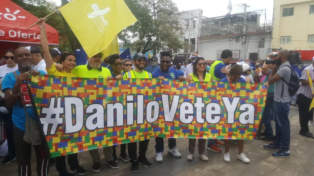 Militantes de diversos grupos sociales se congregan en el Parque Independencia para protestar contra la corrupción