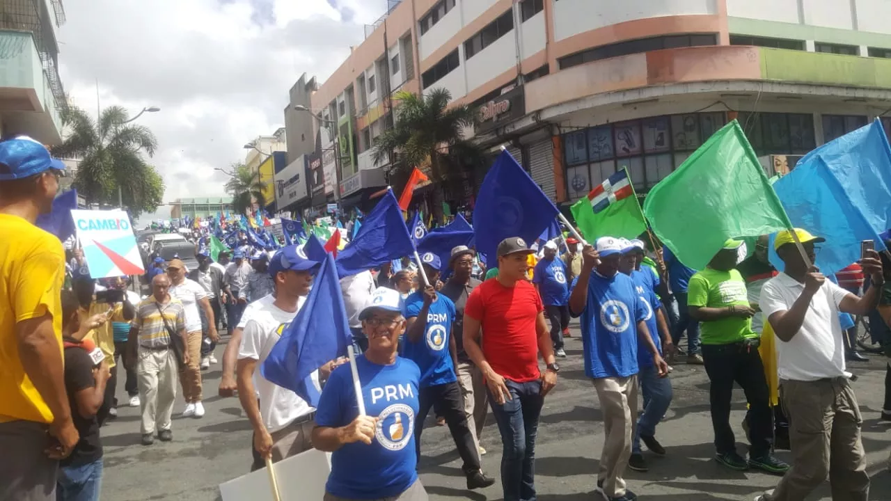 Miles protestan contra gobierno de Danilo Medina, gritan 