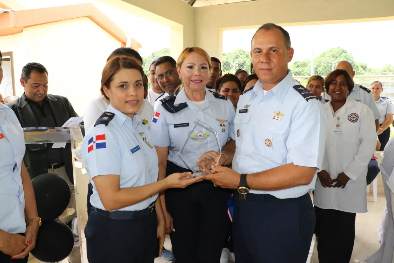 Fuerza Aérea ofrece fiesta con motivo del Día de los Padres a miembros retirados