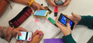 OEI aboga por regular el uso de celulares en los recreos de las escuelas