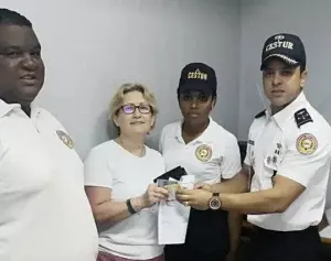 Agentes de Cestur recuperan monedero con dinero y documentos de turista lo dejó en taxi