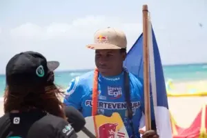 El dominicano Corniel, campeón mundial de estilo libre de kitesurf en Fuerteventura