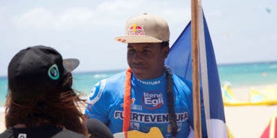 El dominicano Corniel, campeón mundial de estilo libre de kitesurf en Fuerteventura