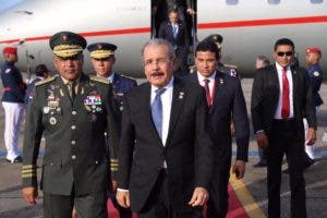 Danilo Medina llega al país tras participar en toma de posesión de Laurentino Cortizo