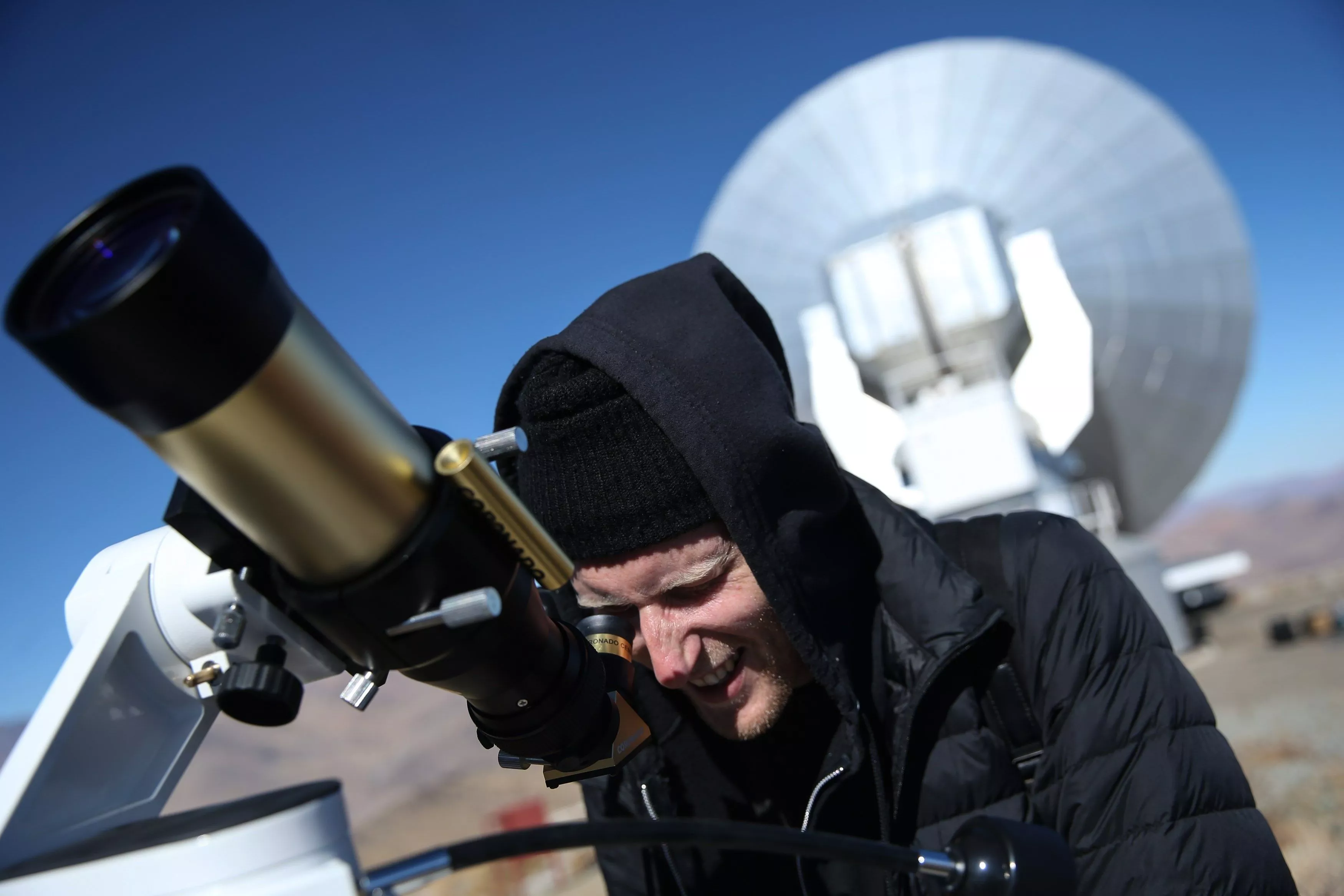 2. Un hombre observa el sol a través de un telescopio horas antes de que comience el eclipse solar total, este martes en el Observatorio de La Silla, situado en la región de Coquimbo (Chile). Cientos de personas se reunieron hoy para presenciar el eclipse total y parcial de sol que se pudo ver desde distintos países de América. EFE/ Alberto Valdés