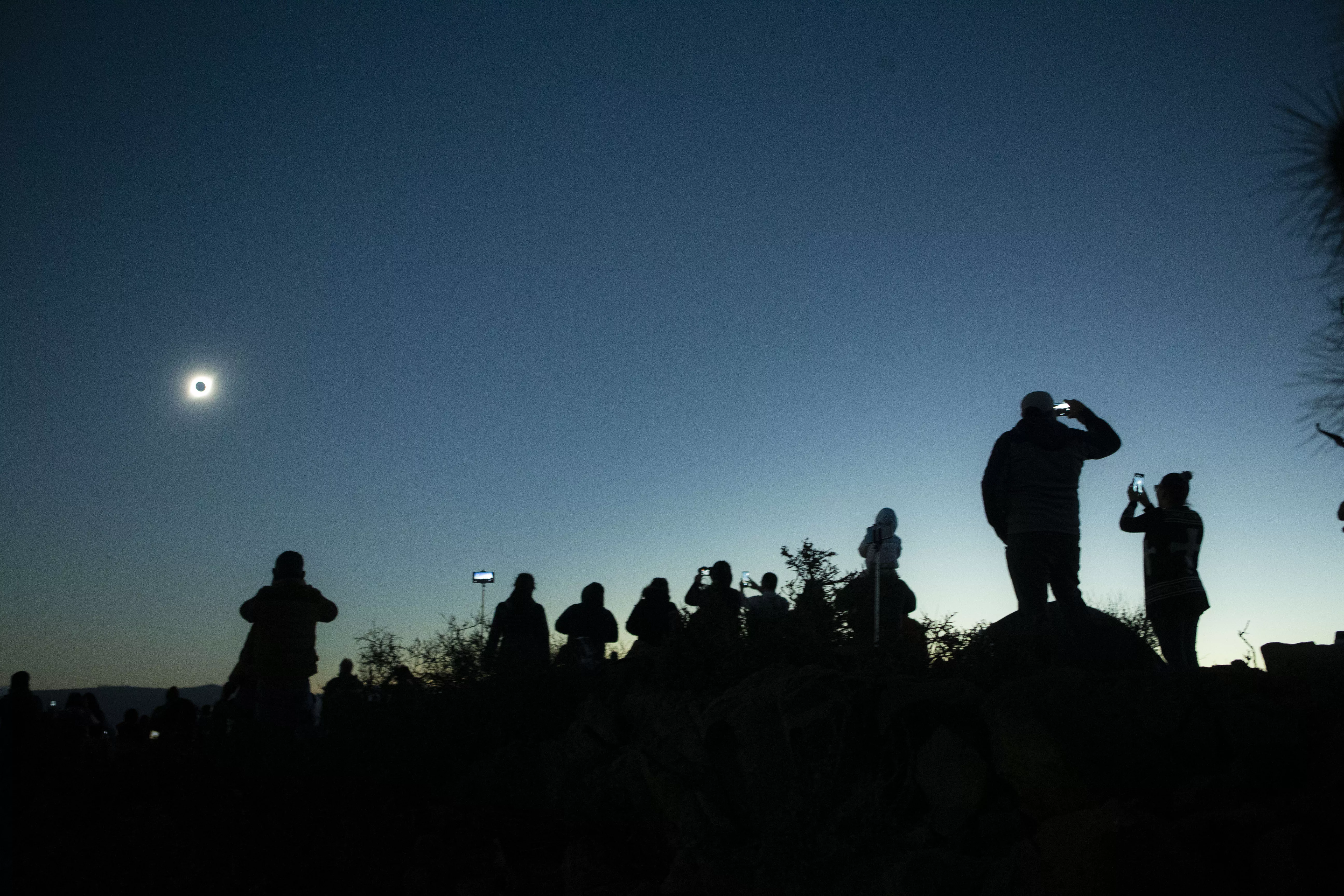 11. La gente observa un eclipse solar total desde La Higuera, Chile, el martes 2 de julio de 2019. (AP Foto/Esteban Felix)
