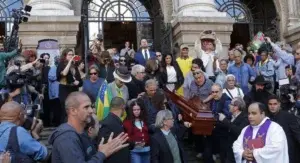 Las voces de los brasileños cantan bossa nova en el adiós a Joao Gilberto