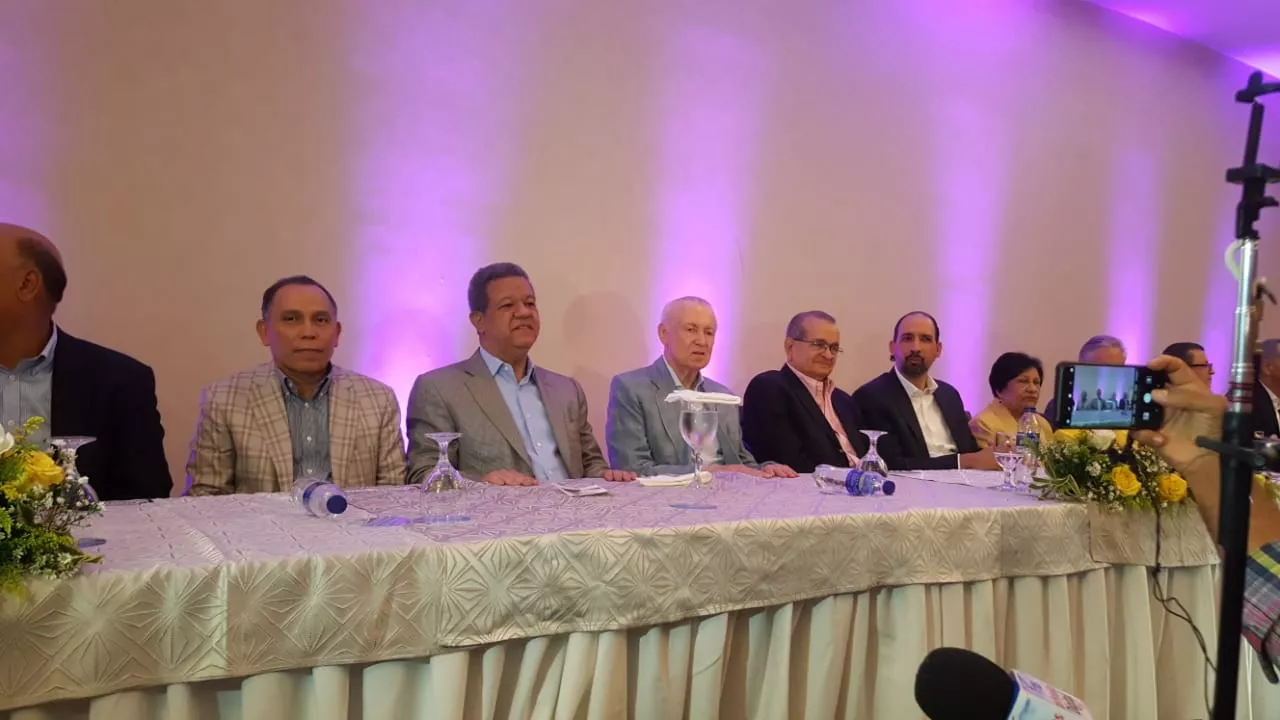 Leonel Fernández encabeza encuentro con miembros del Comité Central del PLD