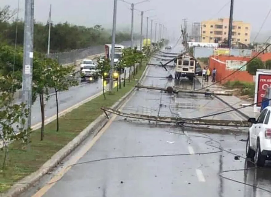 Ventarrón derriba 11 postes del tendido eléctrico próximo a Ciudad Juan Bosch