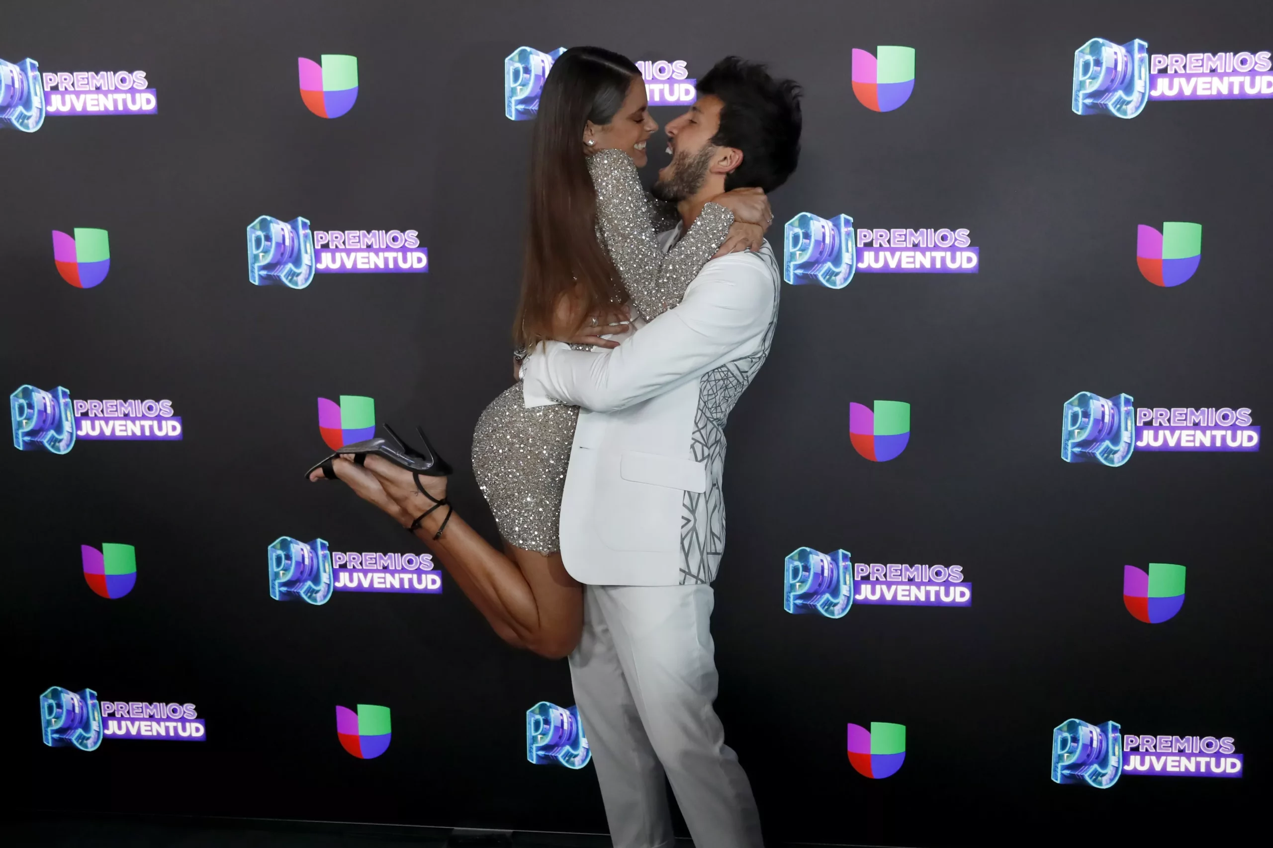 Colores neón y nostalgia por los 80 dominan la alfombra de Premios Juventud