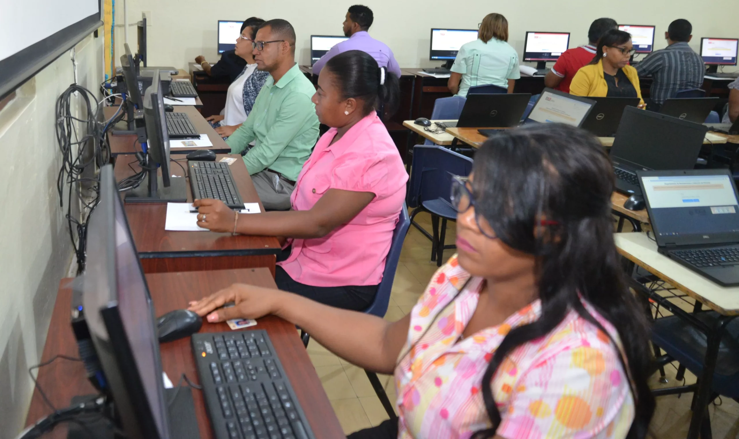 Minerd y ADP reanudan este martes Concurso de Oposición Docente