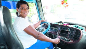 Lila agarró el volante temprano para asumir el cuido de sus niñas