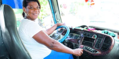 Lila agarró el volante temprano para asumir el cuido de sus niñas