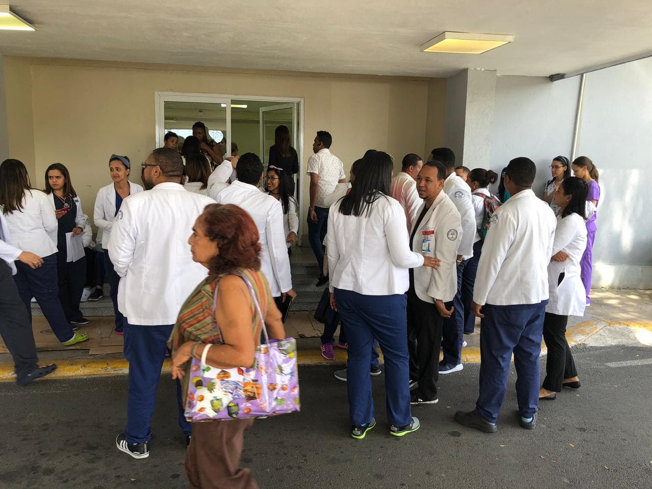 Médicos del Hospital Moscoso Puello inician paro de 72 horas