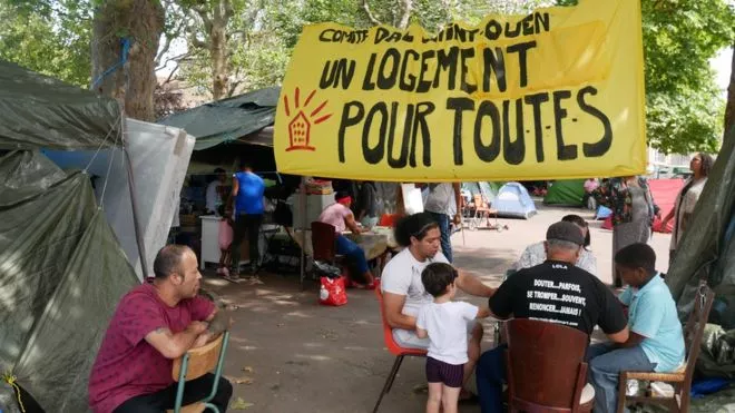 "Vivienda para todos", reclama el campamento de protesta de los latinos de Saint-Ouen, un suburbio de París.