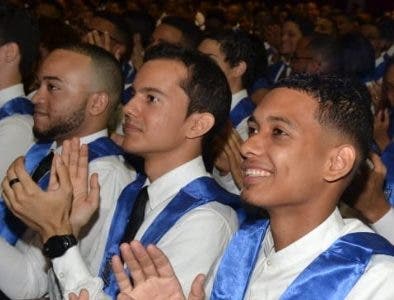 Algunos de los jÃ³venes que se graduaron en el ITLA.