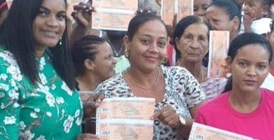 Mucades beneficia familias con bonos