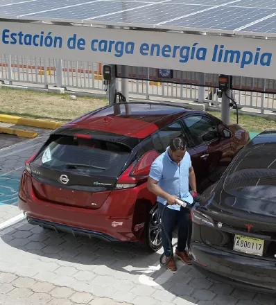 Popular da servicio de carga a carros eléctricos