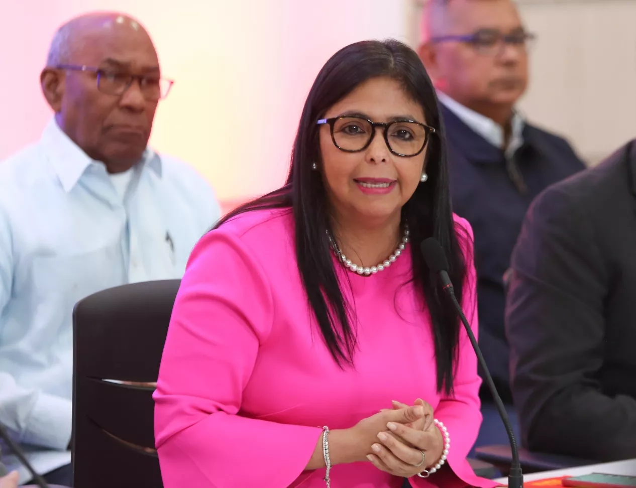 El chavismo acusa a Trump de "darle una patada" al diálogo con el bloqueo