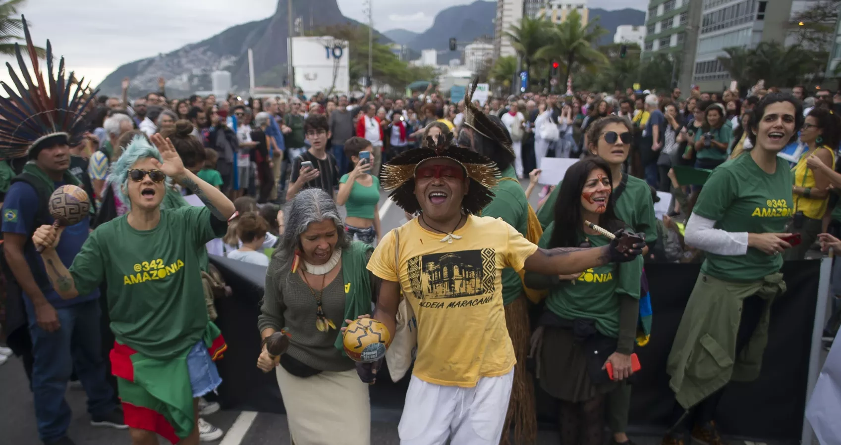 Miles de personas marchan en Río; plantean la defensa de la Amazonía